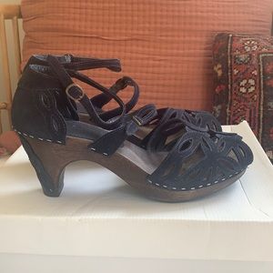 Schuler & Sons Anthro Suede Strappy Clogs Sz 8 GUC